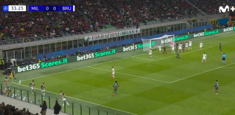 Pulisic adelanta al Milan con un gol olímpico