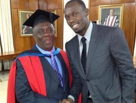 Bolt, en otra imagen, ésta con su doctorizado entrenador Glenn Mills