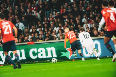 Edon Zhegrova, perseguido por Modric, fue el MVP del Lille-Real Madrid