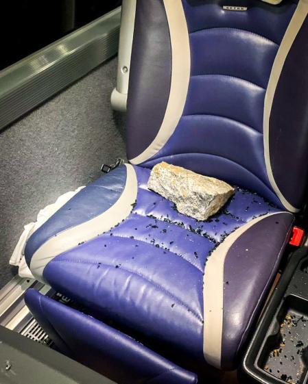Una de las piedras lanzadas contra el autobús del Oviedo, en el interior del vehículo