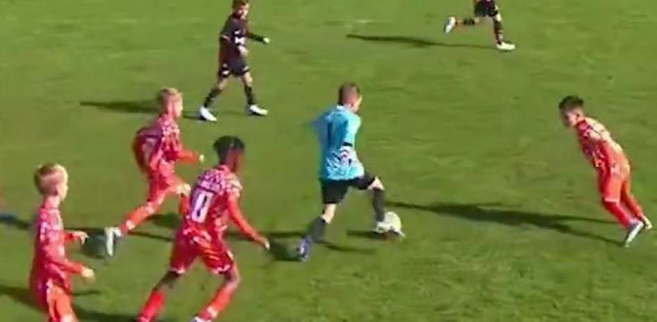 ¡Un portero con alma de delantero! Este joven crack se lanzó al ataque y sorprendió a todos