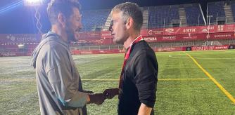 Diego Pablo Simeone, entrenador del Atlético de Madrid, habla con Ramón Carrascal, técnico de la Unió Esportiva Vic, tras el partido de Copa del Rey.
