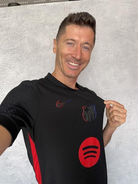 Robert Lewandowski, con la camiseta negra del Barça