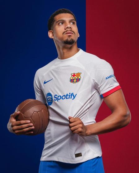 Araujo, con la camiseta blanca del Barça