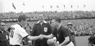 El saludo de dos grandes del fútbol. Walter y Puskas, capitanes de Alemania y Hungría