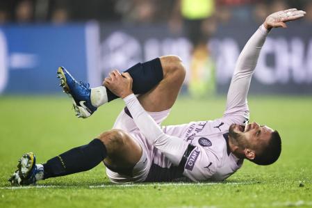 David López se duele de un golpe en el partido ante el PSV