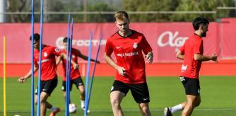 Toni Lato, valenciano de cuna, con la camiseta de apoyo a Valencia en el entrenamiento de este martes