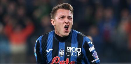 BERGAMO, ITALY - OCTOBER 26: Mateo Retegui of Atalanta celebrates scoring his team's second goal during the Serie A match between Atalanta and Verona at Gewiss Stadium on October 26, 2024 in Bergamo, Italy. (Photo by Marco Luzzani/Getty Images)