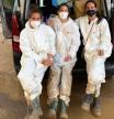Clara Espar, Laura Ester y Anni Espar, durante las tareas de limpieza en Paiporta