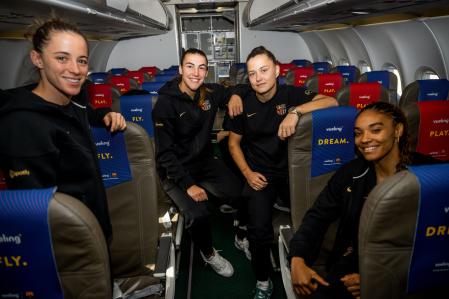 Ona Batlle, Patri Guijarro, Claudia Pina y Salma Paralluelo, en el avión del Barça de Vueling antes de volar hacia Madrid