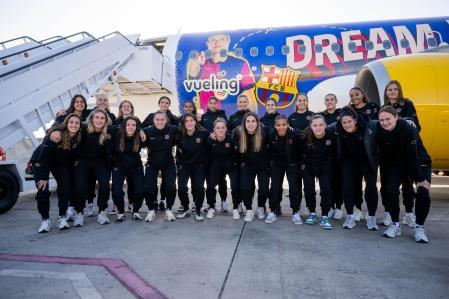 El Barça femenino, delante del avión serigrafiado de Vueling con el escudo y las fotos de algunas jugadoras