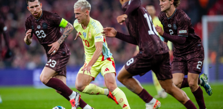 Dani Olmo conduce el balón en presencia de tres rivales