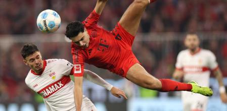 Aparatosa caída de Pavlovic en el partido del Bayern ante el Stuttgart