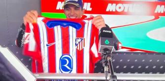 Jorge Martín, con la camiseta firmada por los futbolistas del Atlético de Madrid.