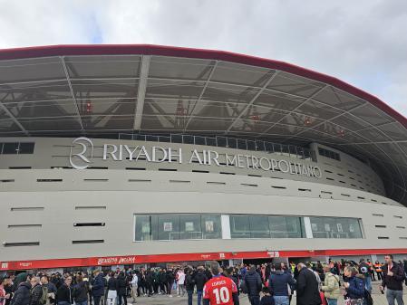Exteriores del estadio Metropolitano del Atlético de Madrid, con las letras de su nuevo patrocinador, Riyadh Air Metropolitano.
