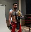 Ilia Topuria posando con el cinturón de Alexander Volkanovski antes del combate de peso pluma