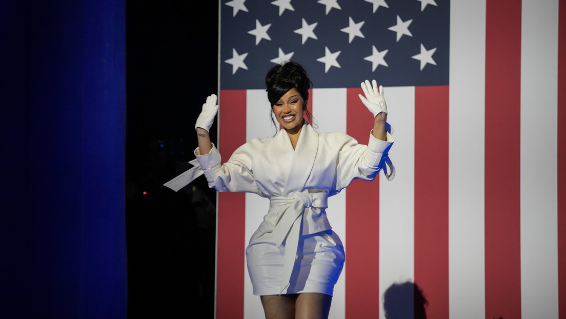 VIDEO: Cardi B protagoniza embarazoso momento al fallarle el teleprónter en mitin de Kamala Harris