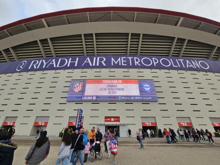Exteriores del estadio Metropolitano del Atlético de Madrid, con las letras de su nuevo patrocinador, Riyadh Air Metropolitano.