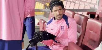 Rodrigo de Paul aprendiendo a manejar una cámara de fotos.