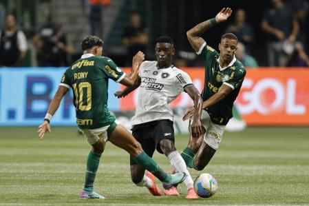 Rony y Caio Paulista (Palmeiras) disputan un balón con Luiz Henrique