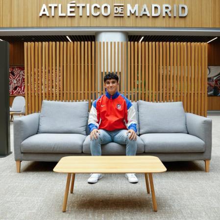 Javier Díaz renueva hasta 2027 con el Atlético de Madrid.