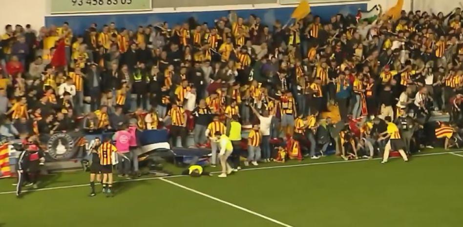 El vídeo de la caída de la grada en un loco Europa - Sant Andreu
