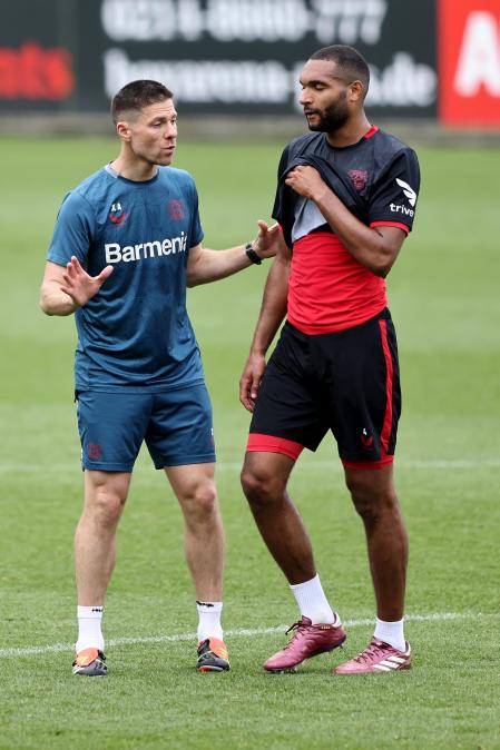 Xabi Alonso y Jonathan Tah, en un entrenamiento del Bayer Leverkusen