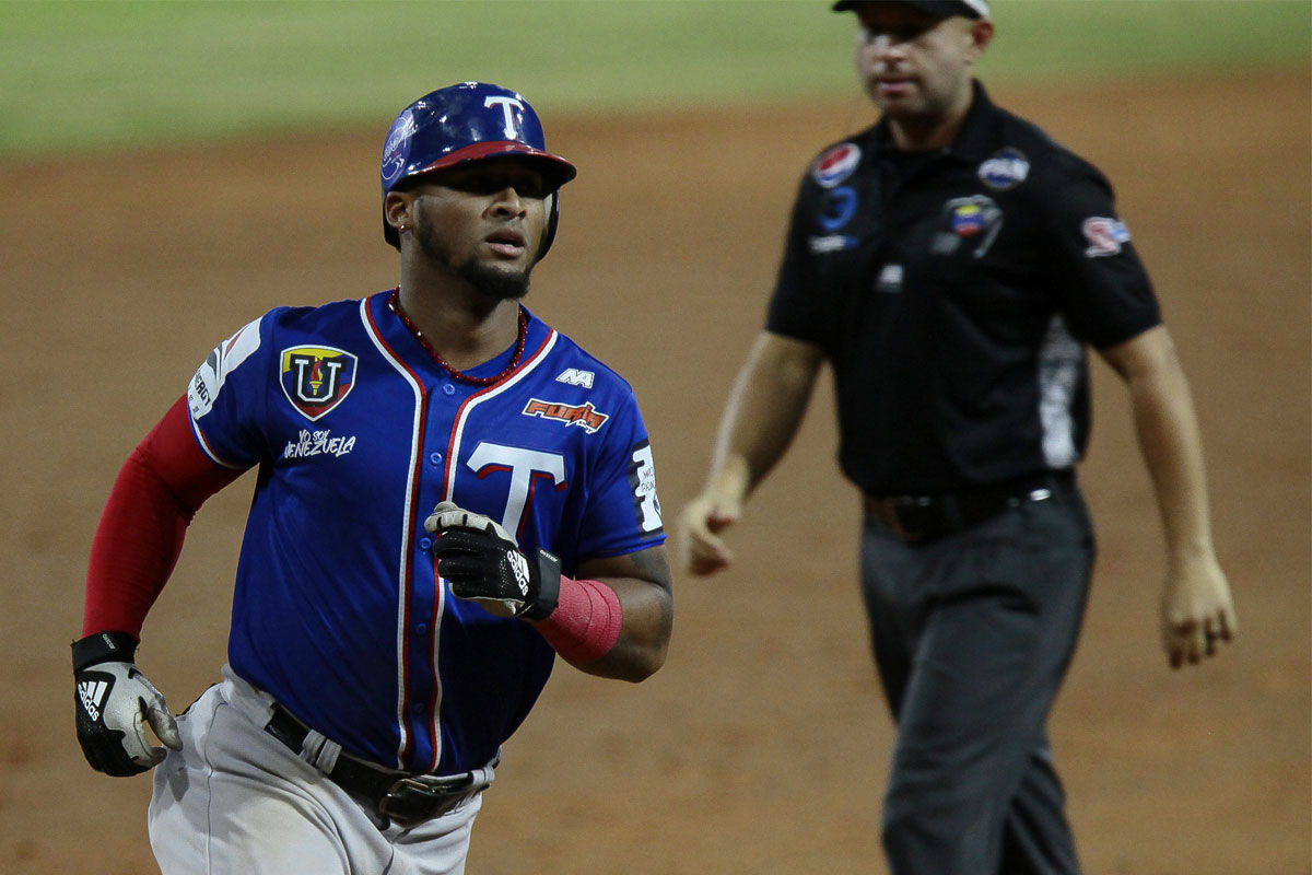 Anthony Jiménez pasó de Tiburones a Bravos por Julio Vivas