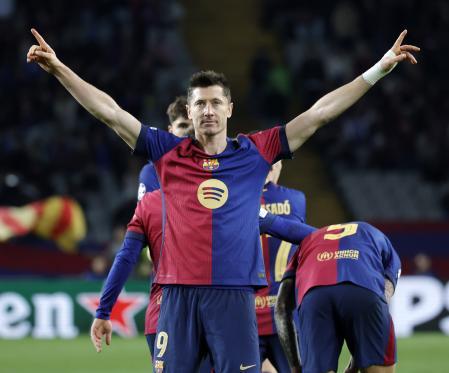 Lewandowski, celebrando su doblete al Brest