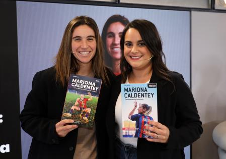 Mariona Caldentey, junto a Laia Coll, con quien ha escrito el libro