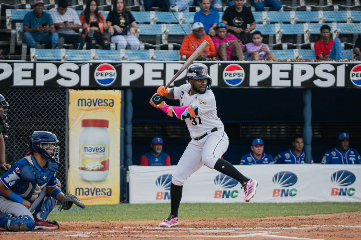 Águilas dejó en el terreno a Tiburones con hit de oro de Osleivis Basabe
