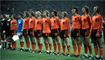 La Naranja Mecánica, en un partido de 1974, con Cruyff (14), Keizer (9) y Suurbier (20), entre otros