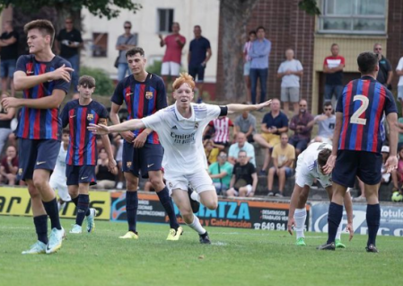 Marc Cucalón celebra un gol contra el Barça