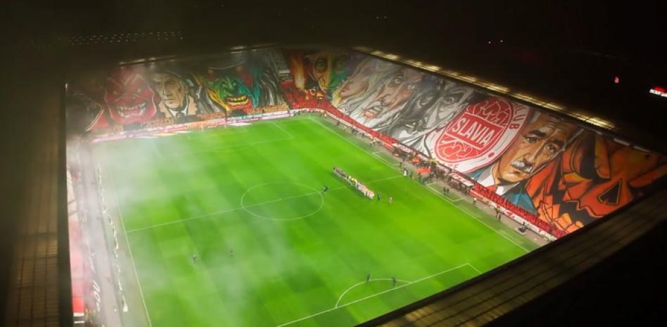 Slavia Praga celebró con un impresionante tifo y un mosaico que ocupó ¡todo el estadio!