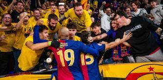 F.C. Barcelona - Inter Movistar. Fits celebra el gol de Catela con la afición azulgrana