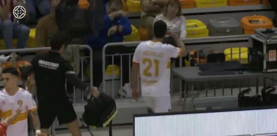 El vídeo que indigna al futsal: Un 'fisio' de Industrias chuta una silla golpeando al público