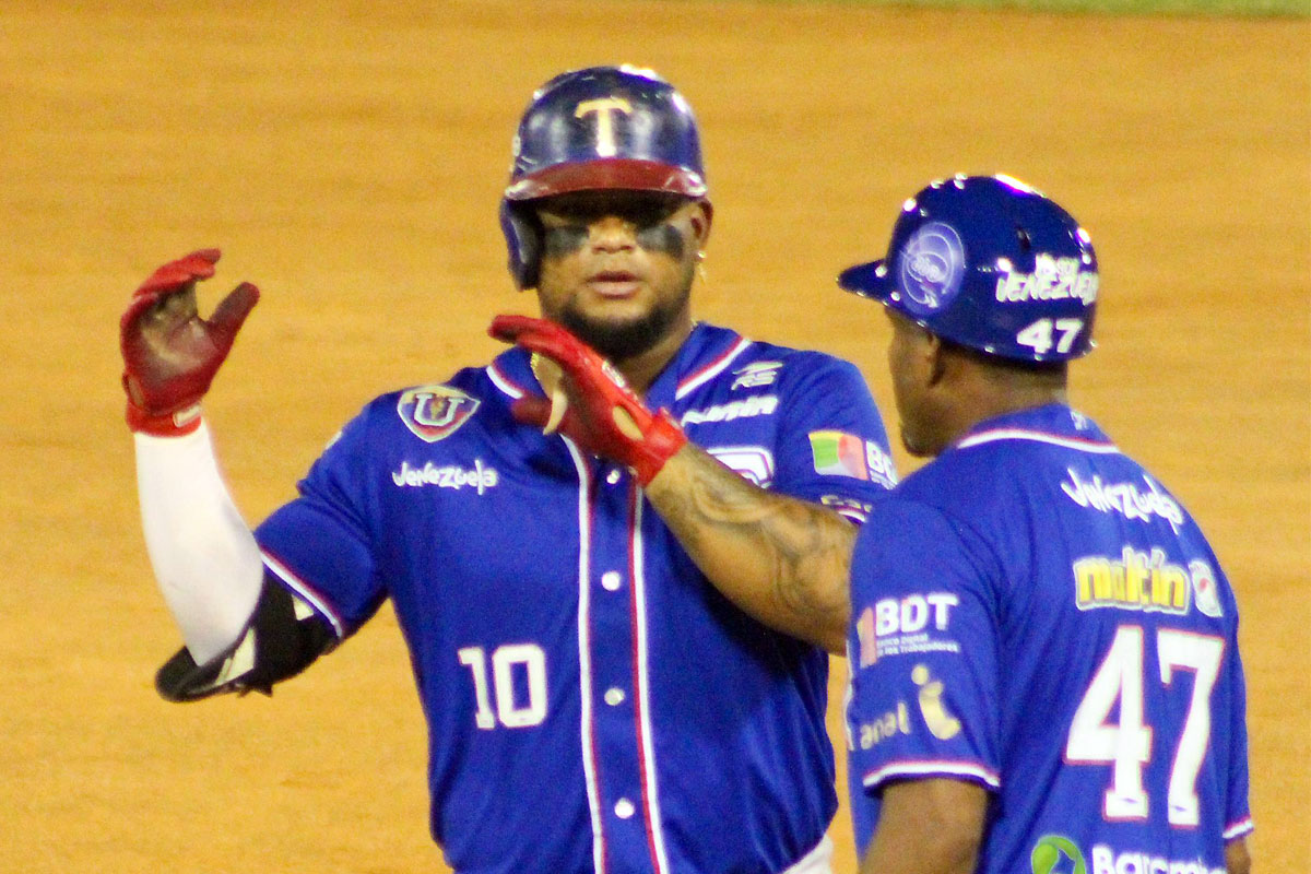 Tiburones ganó tercero en fila al Magallanes y aseguró la serie particular