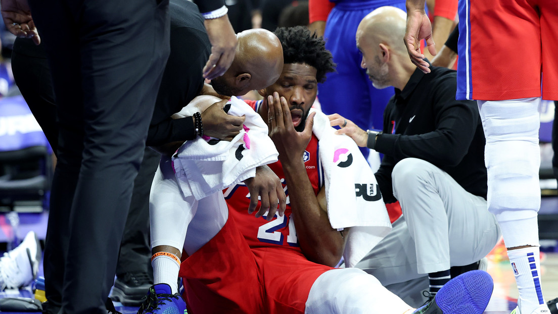 Jugador de la NBA sufre una fractura facial al luchar por el balón (VIDEO)
