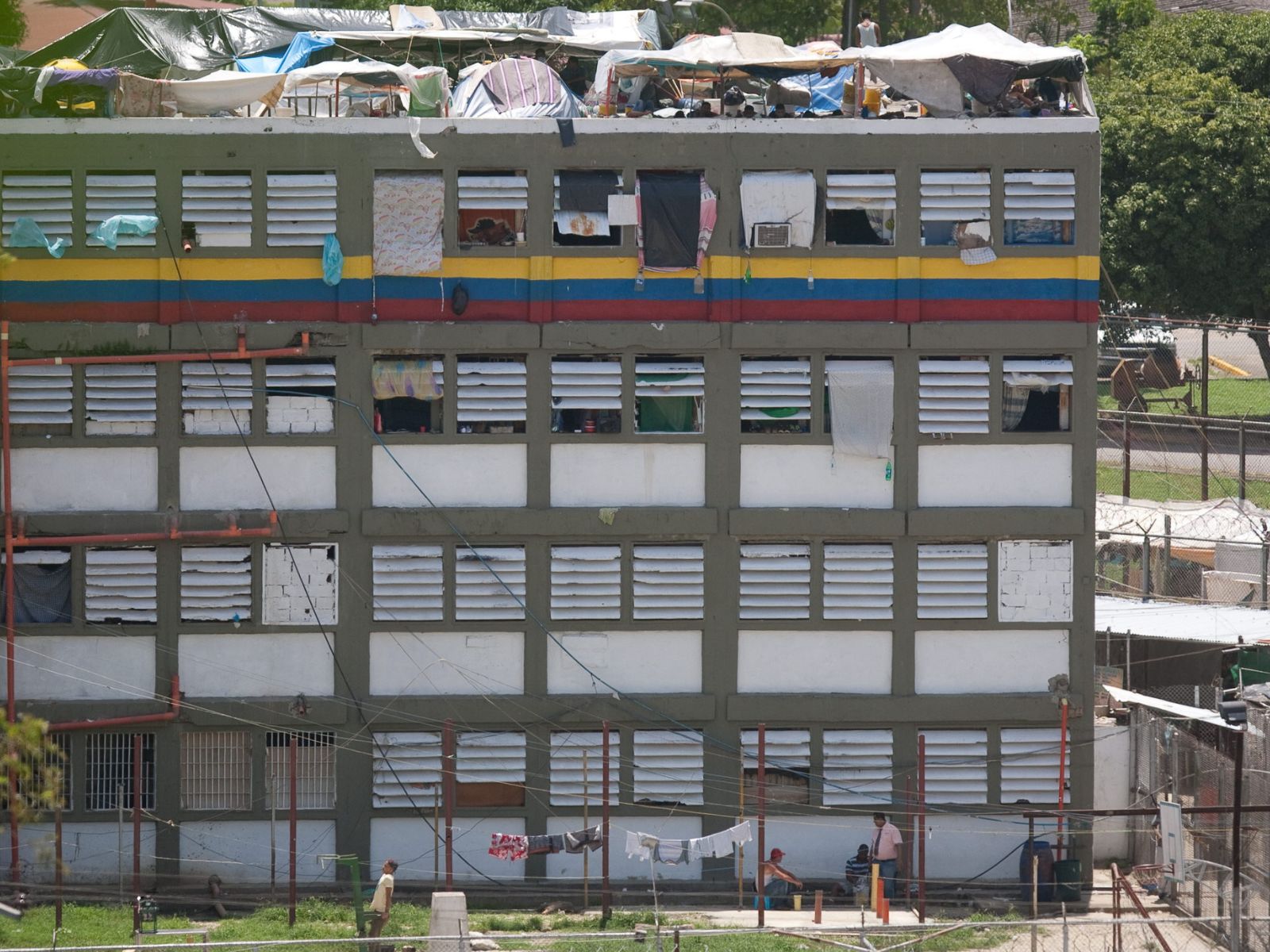 Denuncian traslado de casi 50 presos políticos poselectorales desde Yare III a la cárcel de Tocuyito