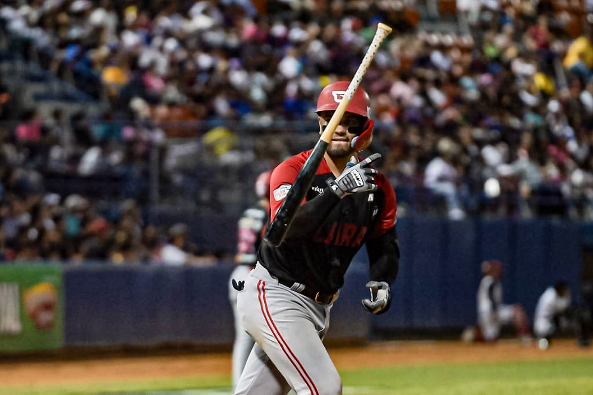 Cardenales sacó provecho a seis errores para adueñarse en solitario de la punta