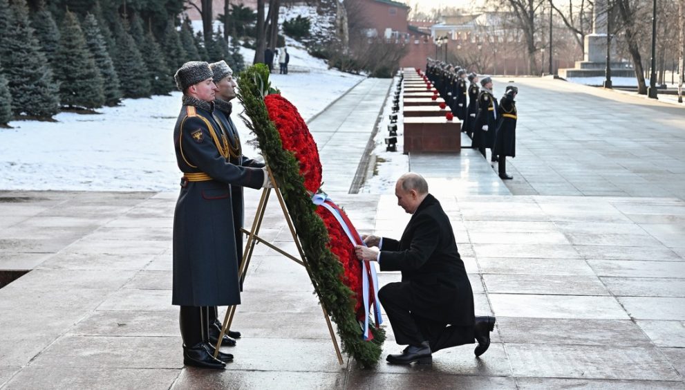 VIDEO: Putin se arrodilla ante la Tumba del Soldado Desconocido