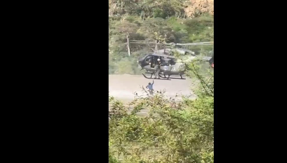 VIDEO: Dramático rescate de un conductor cuyo camión cayó a un río