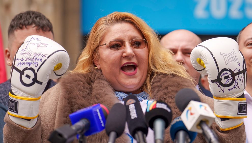 "Ya no tenemos país": Excluyen a candidata opositora rumana de las elecciones presidenciales