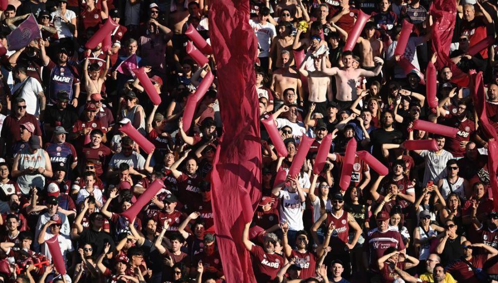 Una hincha recibe entradas de su club después de contar la infidelidad de su ex