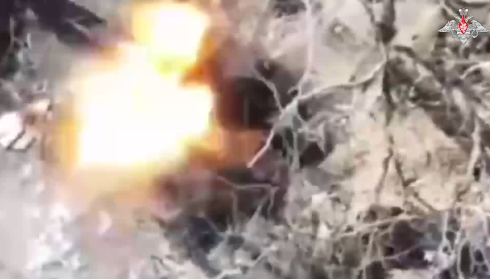 VIDEO: Un dron ruso incendia una posición camuflada ucraniana