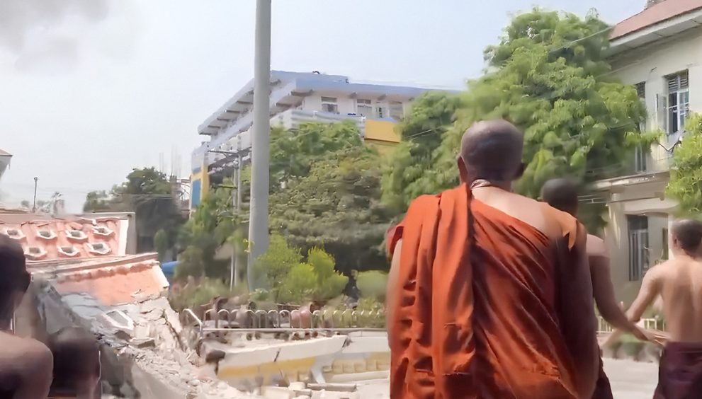 VIDEO: Monasterio se derrumba ante los ojos de monjes budistas por el sismo en Myanmar