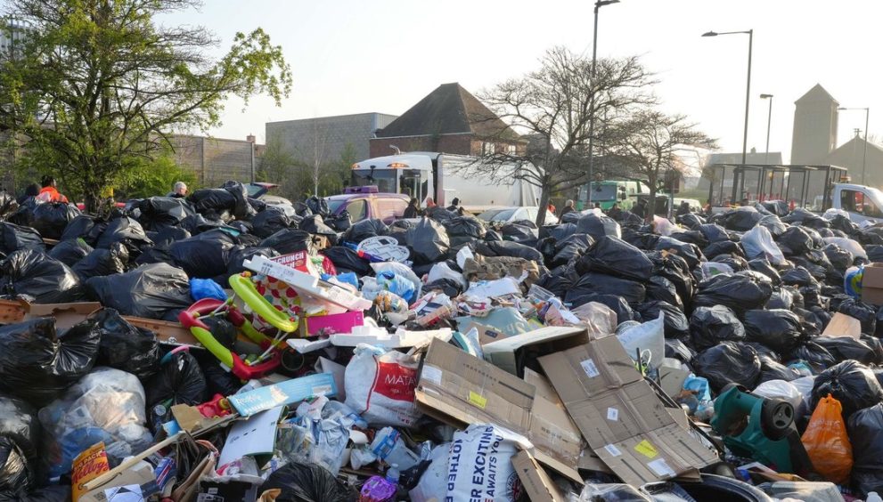VIDEO: 17.000 toneladas de basura inundan las calles de una ciudad británica