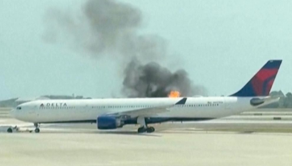 Evacúan a casi 300 pasajeros de un vuelo de Delta Air Lines al incendiarse un motor (VIDEO)
