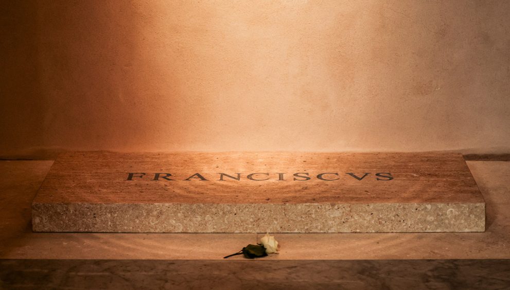 Primeras imágenes de la tumba del papa Francisco tras el funeral