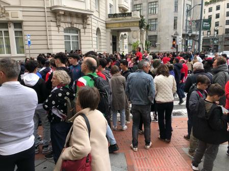 Las calles de Bilbao ya están teñidas de rojiblanco